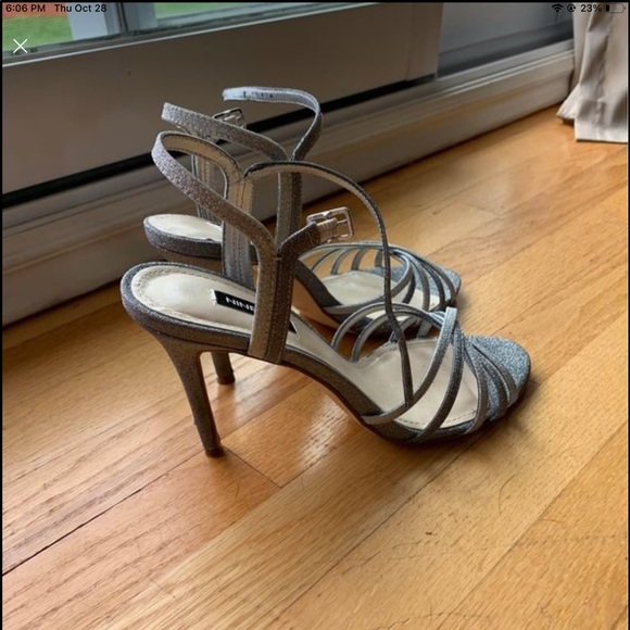Silver heels - Picture 3 of 3